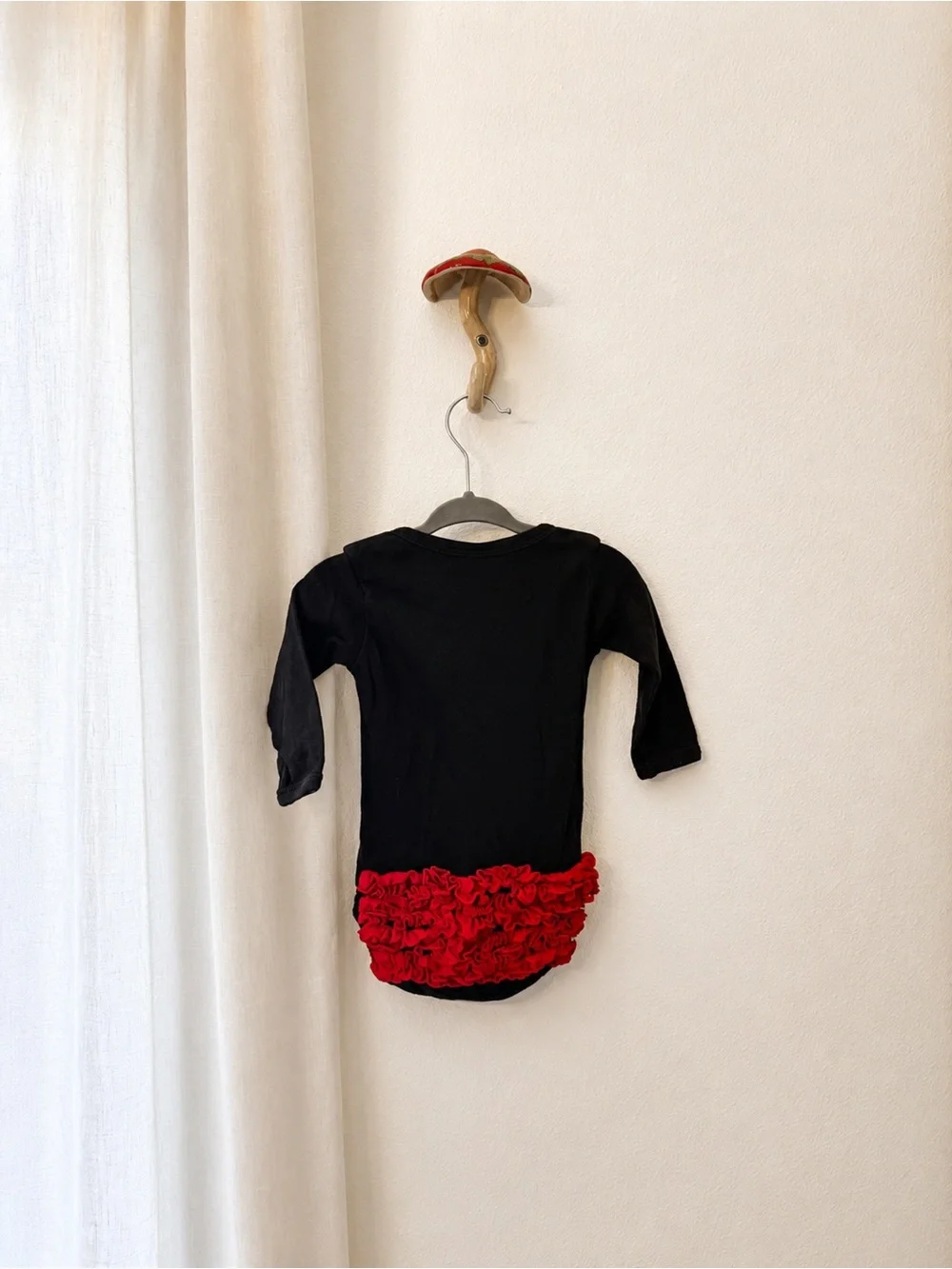Zootie B. Little Black & Red RuffleButts Baby Girl Onesie – Size 3–6 Months